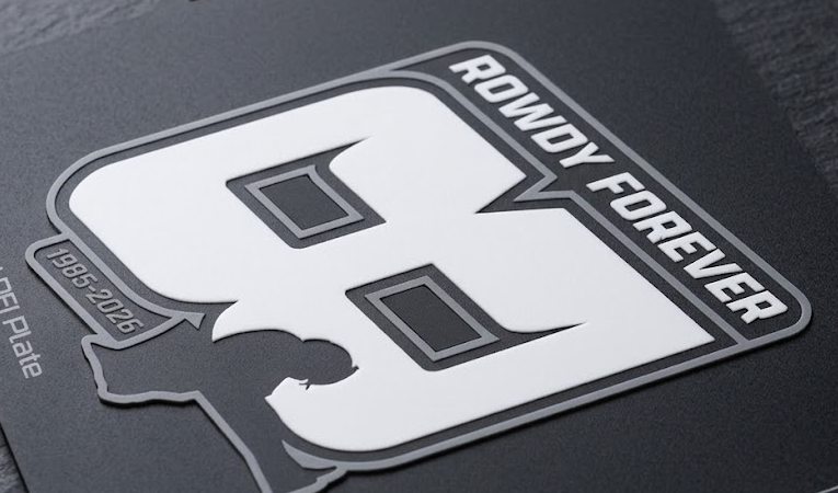Kyle Busch Rowdy Forever placa.